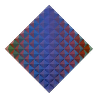 Dreidimensionales Wandobjekt mit pyramidenförmigen Elementen in einem Farbverlauf von Grün über Blau zu Rot.
